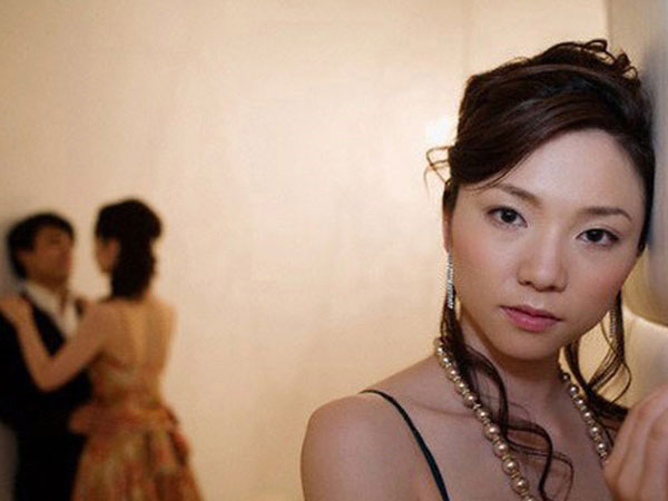 Muốn tạo bất ngờ cho sinh nhật chồng, vợ bí mật chuẩn bị nhưng khi anh trở về lại mang theo một người