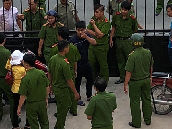 Nhóm người tấn công kiểm sát viên, phóng viên ngay tại tòa