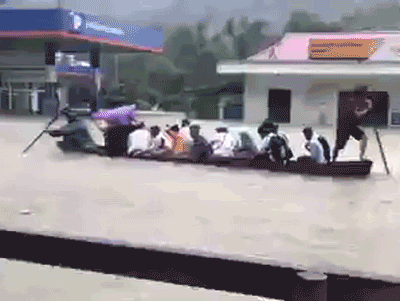 Video: Mưa lớn ở Hòa Bình, người dân chèo thuyền đông như trẩy hội trên QL6