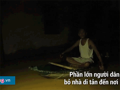 Video: Người ven đô lênh đênh trong bóng tối sau mưa ngập