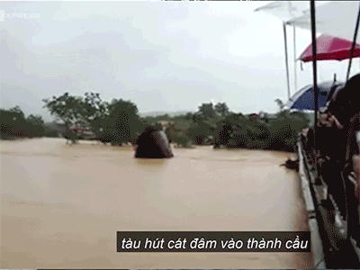 Video: Nước sông dâng cao, tàu bè trôi tự do đâm hỏng cầu ở Phú Thọ