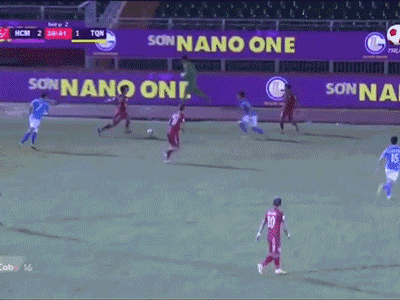 Video: Pha vào bóng rợn người của Sầm Ngọc Đức với Thế Hưng