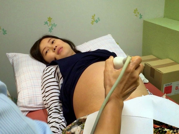 Vợ kể chuyện chồng làm bác sĩ sản khoa, đi đỡ đẻ gặp ngay người yêu cũ, chị em đổ xô hỏi 'Xong rồi sao?'