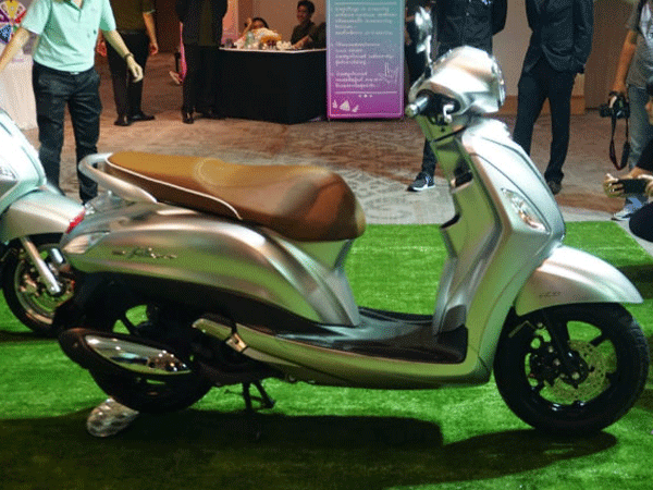 Yamaha Grand Filano Hybrid quá tối tân, Honda Lead choáng