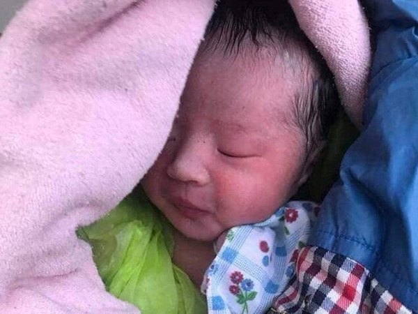 Bé sơ sinh còn nguyên dây rốn bị bỏ rơi trong nghĩa trang