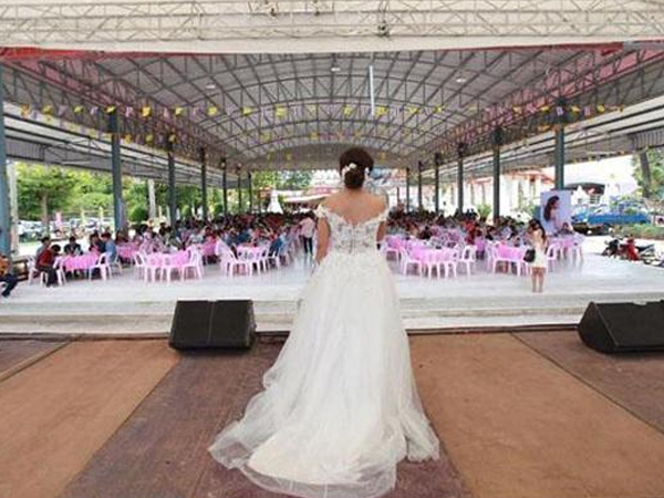 Chú rể bỏ trốn theo tình nhân, cô dâu 'đứng mũi chịu sào' xin lỗi quan khách trong ngày cưới