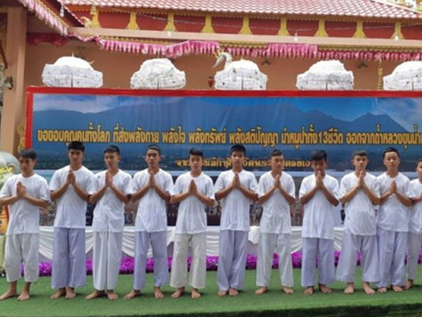 Đội bóng thiếu niên Thái Lan xuất gia để tưởng nhớ thợ lặn hi sinh