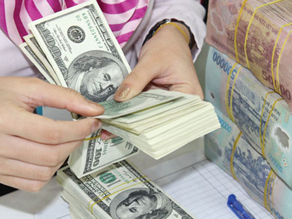 Giá USD 'phá mốc' 23.300 đồng/USD, VND có thể mất giá 2 – 3%