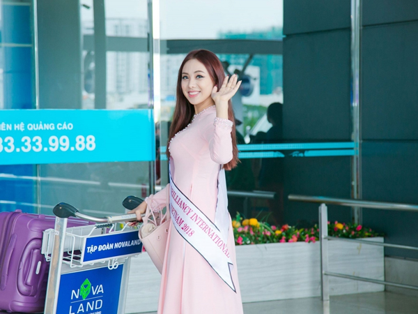 Miko Lan Trinh lên đường thi Hoa hậu Sắc đẹp Quốc tế
