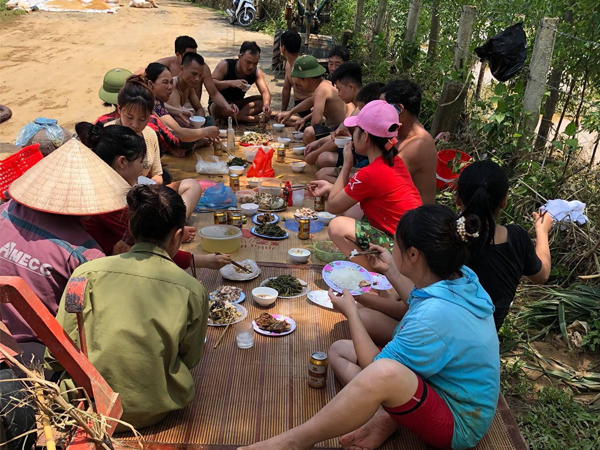 Phú Thọ: Người dân vẫn phải ăn uống ngoài đường để khắc phục hậu quả cơn lũ