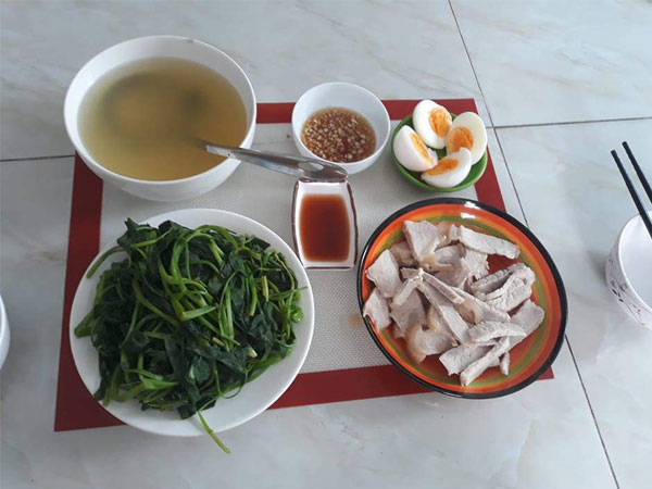 Tự nhận mình khéo tay, dạy chị em nấu cơm với 35 nghìn, cô vợ trẻ khiến dân tình cười đau ruột vì mâm toàn món luộc