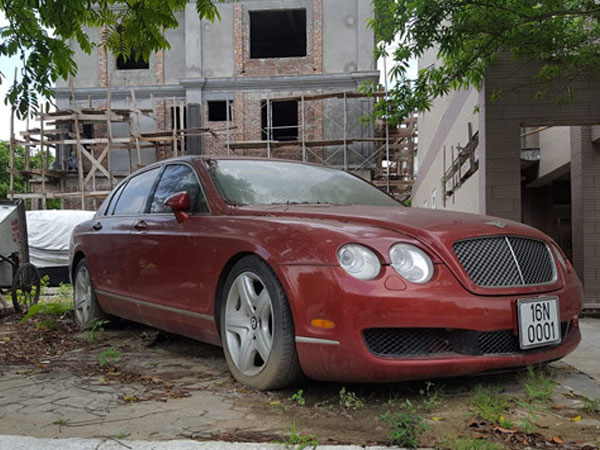 Bentley Continental Flying Spur phủ bụi, nằm cạnh xe rác tại Hải Phòng