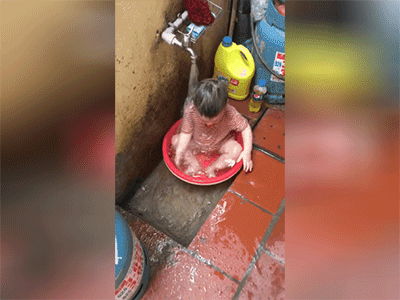 Chỉ 1 phút lơ đãng bận việc, bà mẹ trẻ hốt hoảng khi hàng xóm gọi ầm lên: 'Ra mà xem con đây này!'
