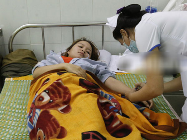 Cô giáo bị đánh thủng màng nhĩ liên tục ngất xỉu