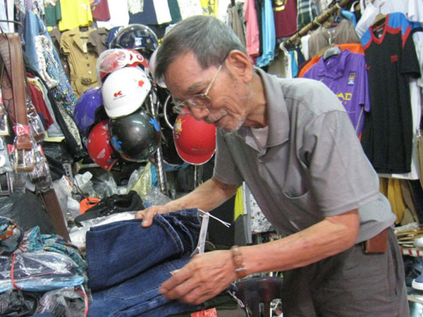 Con dâu NSƯT Trần Hạnh: 'Ông ra ngồi cửa hàng như thú vui sao có thể gọi là mưu sinh được'