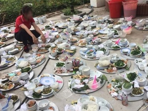 Ngồi thẫn thờ trước cả 'sân bát' đang chờ dọn rửa, cô gái được dân mạng khuyên can: 'Bỏ lại, đi về!'