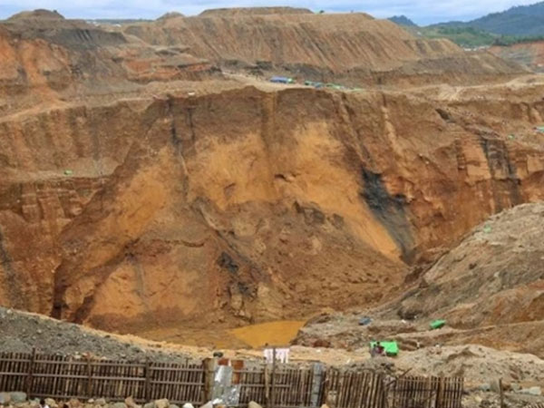 (NÓNG) 27 người nghi mất mạng trong vụ sạt lở mỏ khai thác đá quý