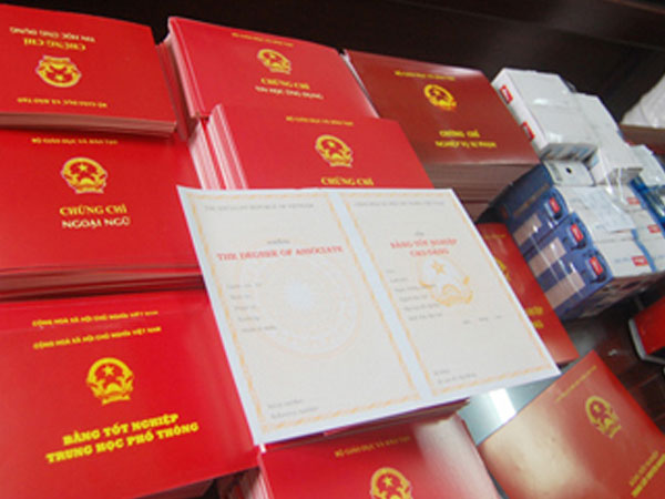 Phá đường dây 'sản xuất' hơn 1.000 phôi bằng tốt nghiệp giả