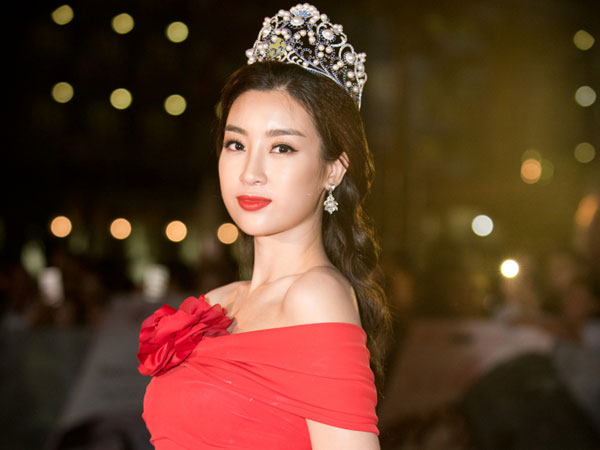 Phản ứng của Đỗ Mỹ Linh khi được hỏi: 'Có thấy mệt khi mang vương miện không?'