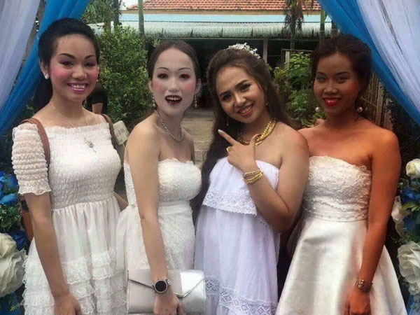 Sự thật bức ảnh ba cô gái trang điểm kinh dị đi ăn cưới bạn thân đang lan truyền trên MXH
