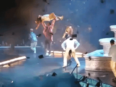 Taylor Swift bất ngờ bị dancer gạt chân ngã đau điếng trên sân khấu