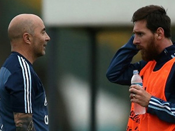 Tiết lộ đoạn chất vấn gay gắt của Messi với HLV Sampaoli