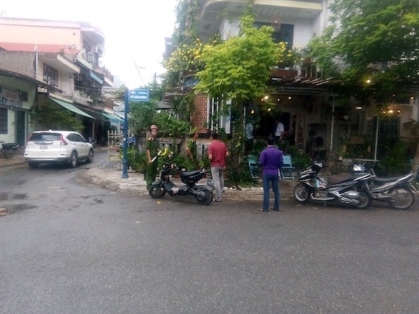 Đang ngồi quán cà phê thì bị bắn