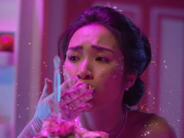 Hòa Minzy biến thành nàng tiên cá 'chết đói' trong MV mới