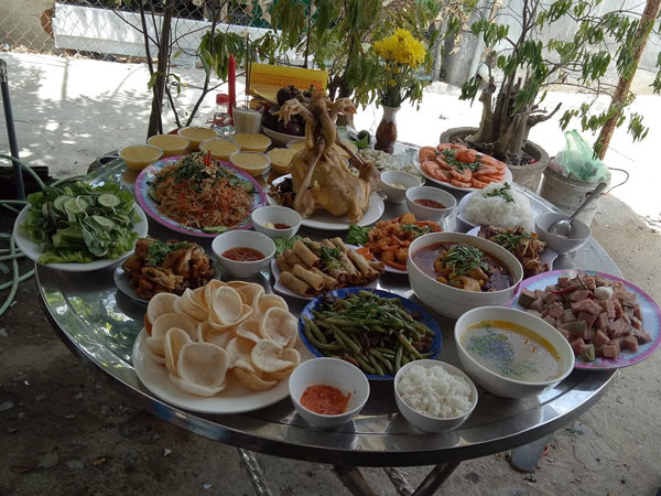 Làm mâm cơm cúng hết 1 triệu, dâu trẻ bị mẹ chồng mắng chỉ biết phá tiền, hội chị em lại khen ngợi hết lời
