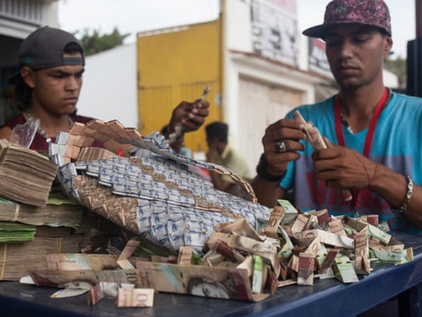 Lạm phát kinh hoàng ở Venezuela: Đi chợ phải mang xe đẩy chở tiền