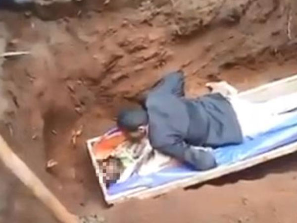 'Nhà tiên tri' đòi đào mộ người chết để làm sống lại, cuối cùng nhận cái kết đắng