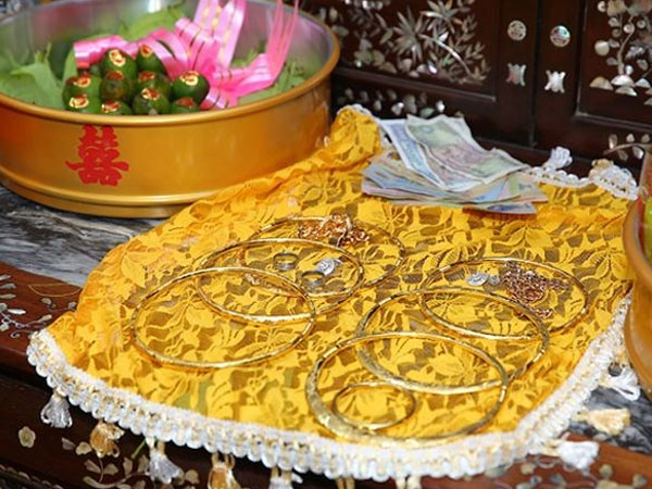 Ông bố ân hận vì đòi nhà trai tặng thêm vàng trong ngày cưới con