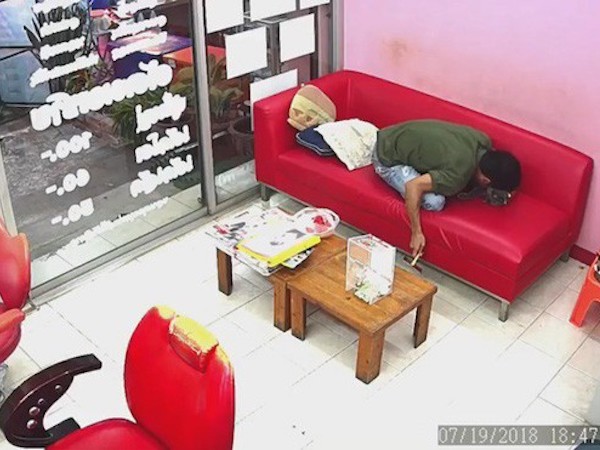 Tưởng chồng 'léng phéng' với người khác, vợ trẻ hồi hộp mở camera lên xem và cái kết đáng yêu