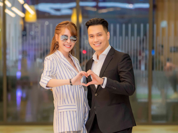 Việt Anh vui vẻ tạo dáng hình trái tim với Quế Vân bất chấp 'cảnh báo' của bà xã?