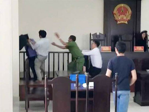 Vụ náo loạn tại tòa: Tạm giữ 2 đối tượng tấn công kiểm sát viên, phóng viên