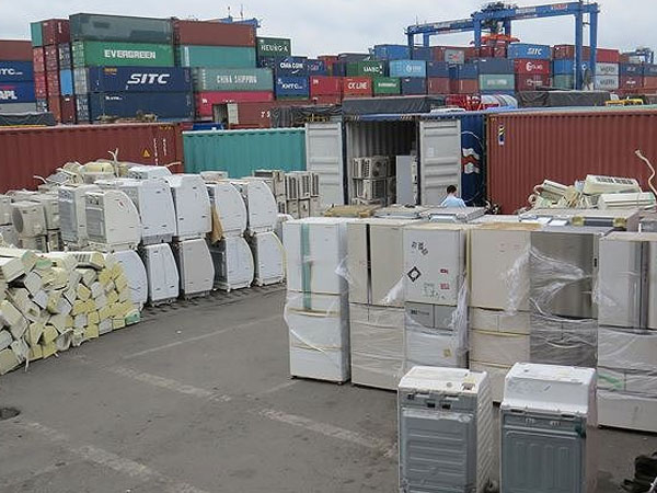 8 container hàng cấm nhập khẩu về Việt Nam khai báo là.... rổ nhựa