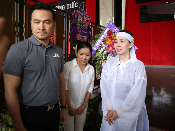 Bạn bè nghệ sĩ có mặt từ sớm, thắp nén nhang tiễn biệt NSƯT Thanh Hoàng