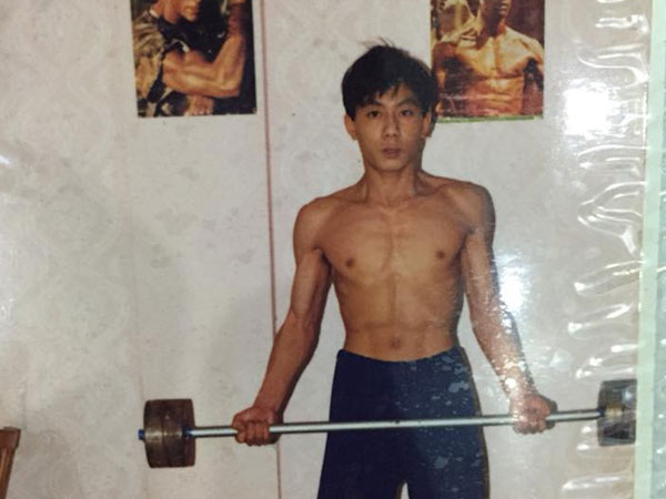 'Bố bạn là hotboy đời đầu à?': Câu hỏi của hầu hết cư dân mạng khi thấy cô gái khoe ảnh 'ngày xưa ơi' của bố