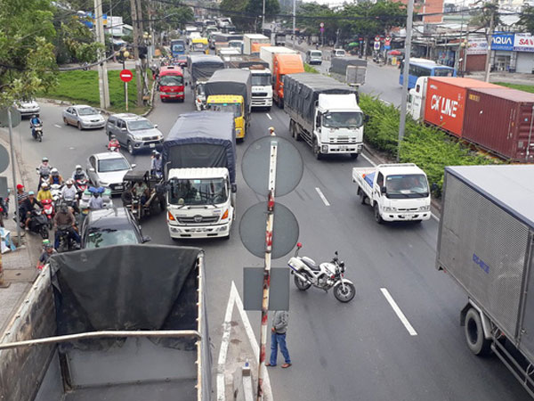 Chạy vào làn ô tô, thanh niên bị xe container cán qua đầu tử vong, quốc lộ 1A ùn ứ