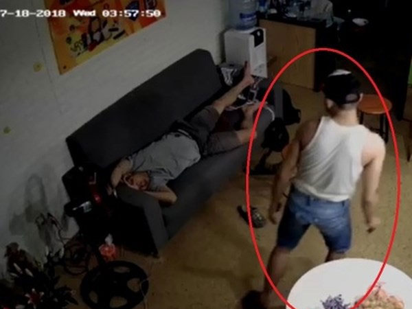 [Clip] Rạng sáng, trộm liều lĩnh đột nhập nhà và lấy túi ngay trước mặt… chủ