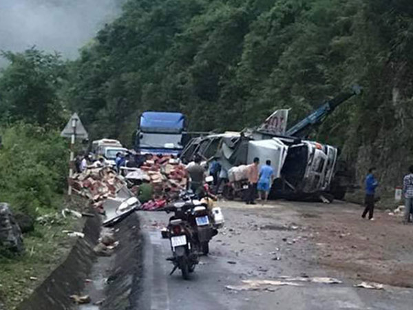 Đâm thẳng vào vách núi ở Hoà Bình, tài xế xe tải nguy kịch