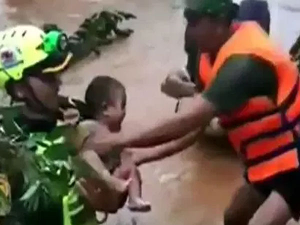 Đội cứu hộ Thái Lan và Lào giải cứu em bé giữa dòng lũ xiết