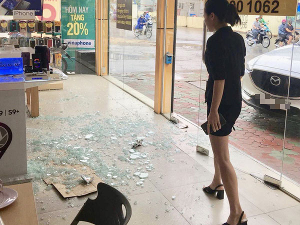 Hà Nội: Nữ tài xế lái xe đâm vỡ nát cửa kính một cửa hàng điện thoại lớn tại Cầu Giấy