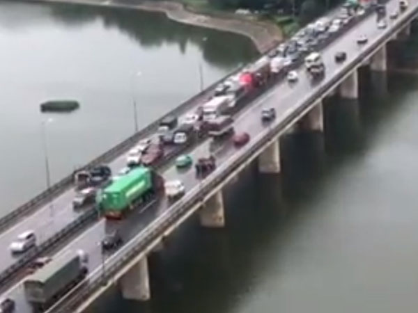 Hà Nội: Xe tải gặp sự cố, đường vành đai 3 trên cao tắc nghẽn kéo dài