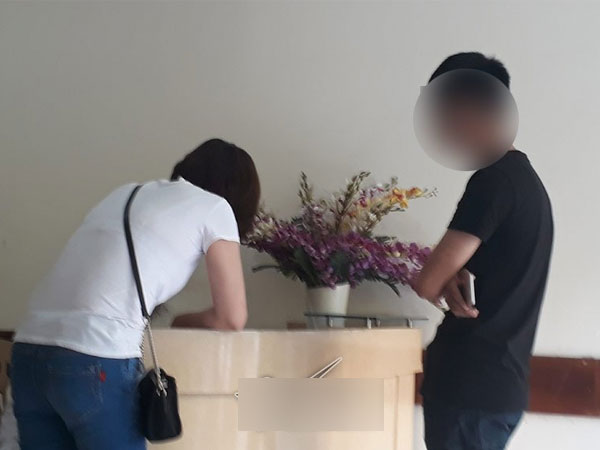 Hai giờ liều mình sau cánh cửa buồng lấy tinh trùng