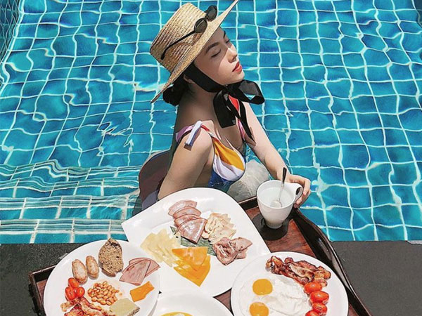 Hot trend khoe bữa sáng sang chảnh ở hồ bơi: Đỉnh cao của cuộc sống tận hưởng là đây!