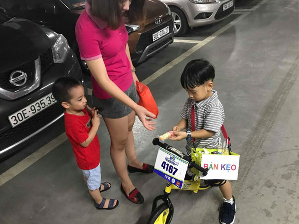 Lãi 178 nghìn đồng sau 2 buổi đi bán kẹo, cậu bé 4 tuổi ở Hà Nội học được nhiều điều nhờ cách dạy con kiếm tiền của mẹ