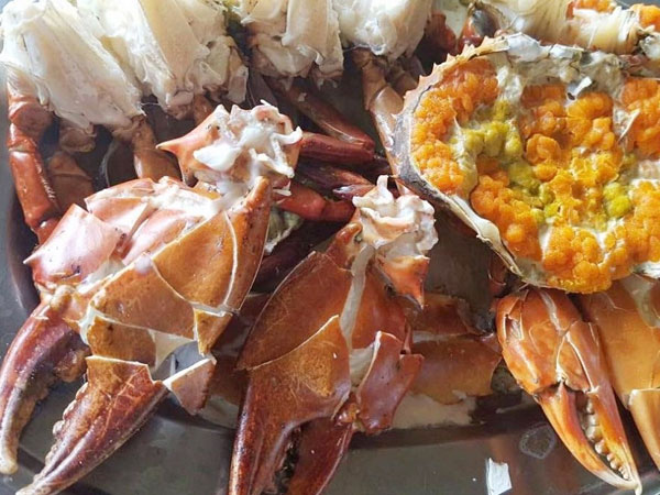Nghén bầu thèm ăn đến phát điên, dâu trẻ sợ mẹ chồng mắng nên đành nhịn, mua được 1kg cua thì em chồng ăn hết 2/3