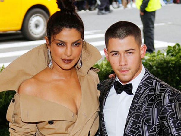 Nick Jonas đính hôn với Hoa hậu Thế giới hơn 10 tuổi
