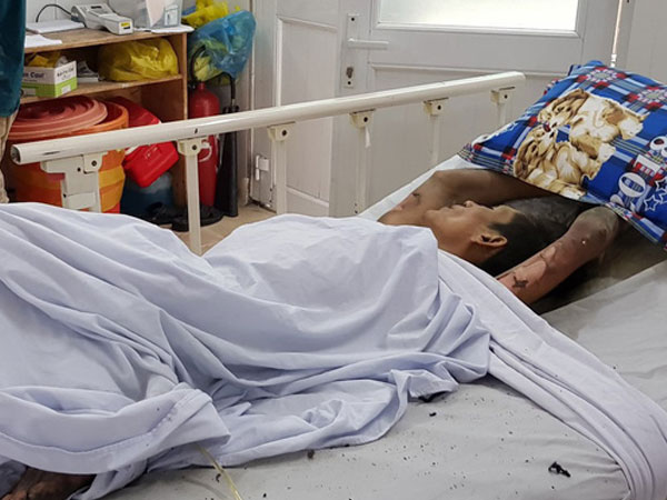 Cảnh sát bị thương khi khống chế thanh niên nghi ngáo đá nhốt bạn gái, đốt phòng trọ ở Sài Gòn